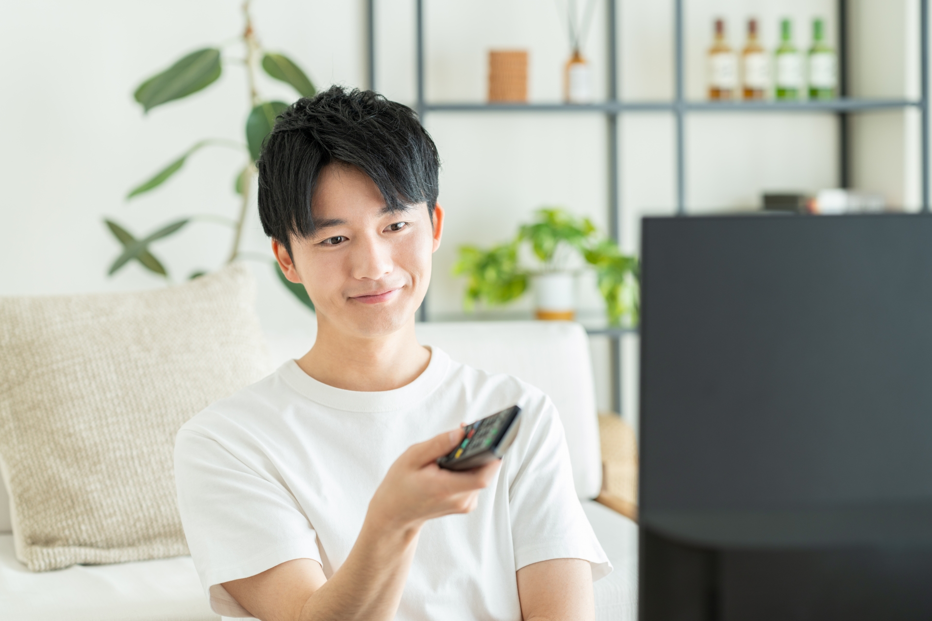 ドラマを観る男性