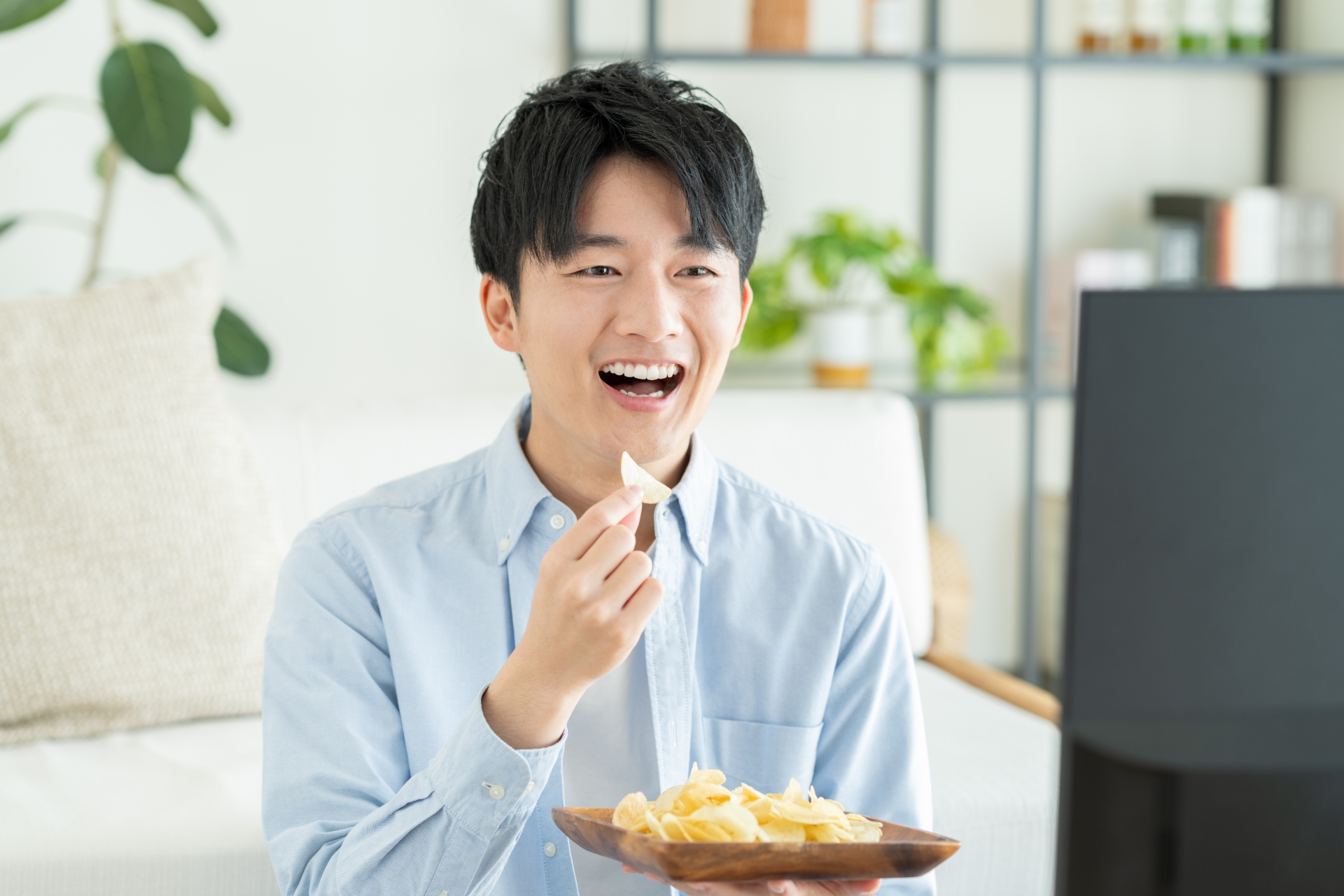ドラマを観る男性