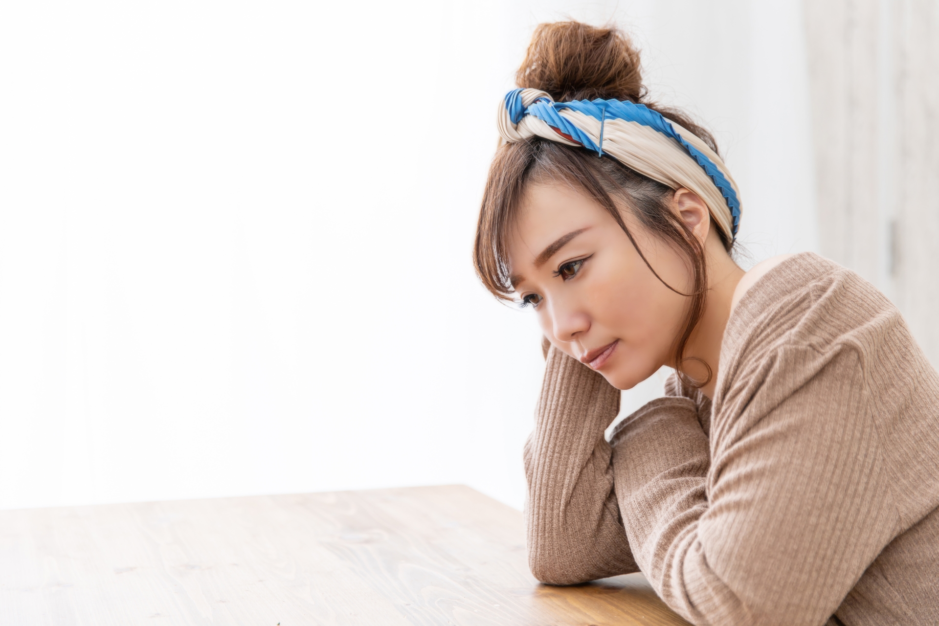 寂しそうな女性